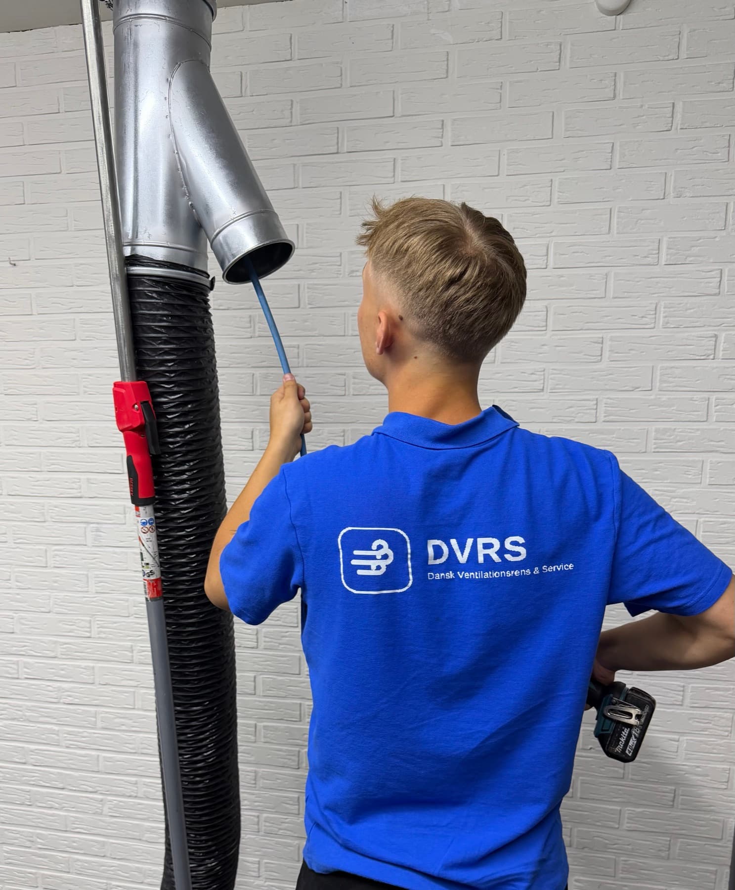Tekniker fra Dansk Ventilationsrens & Service renser en ventilationskanal med roterende børste