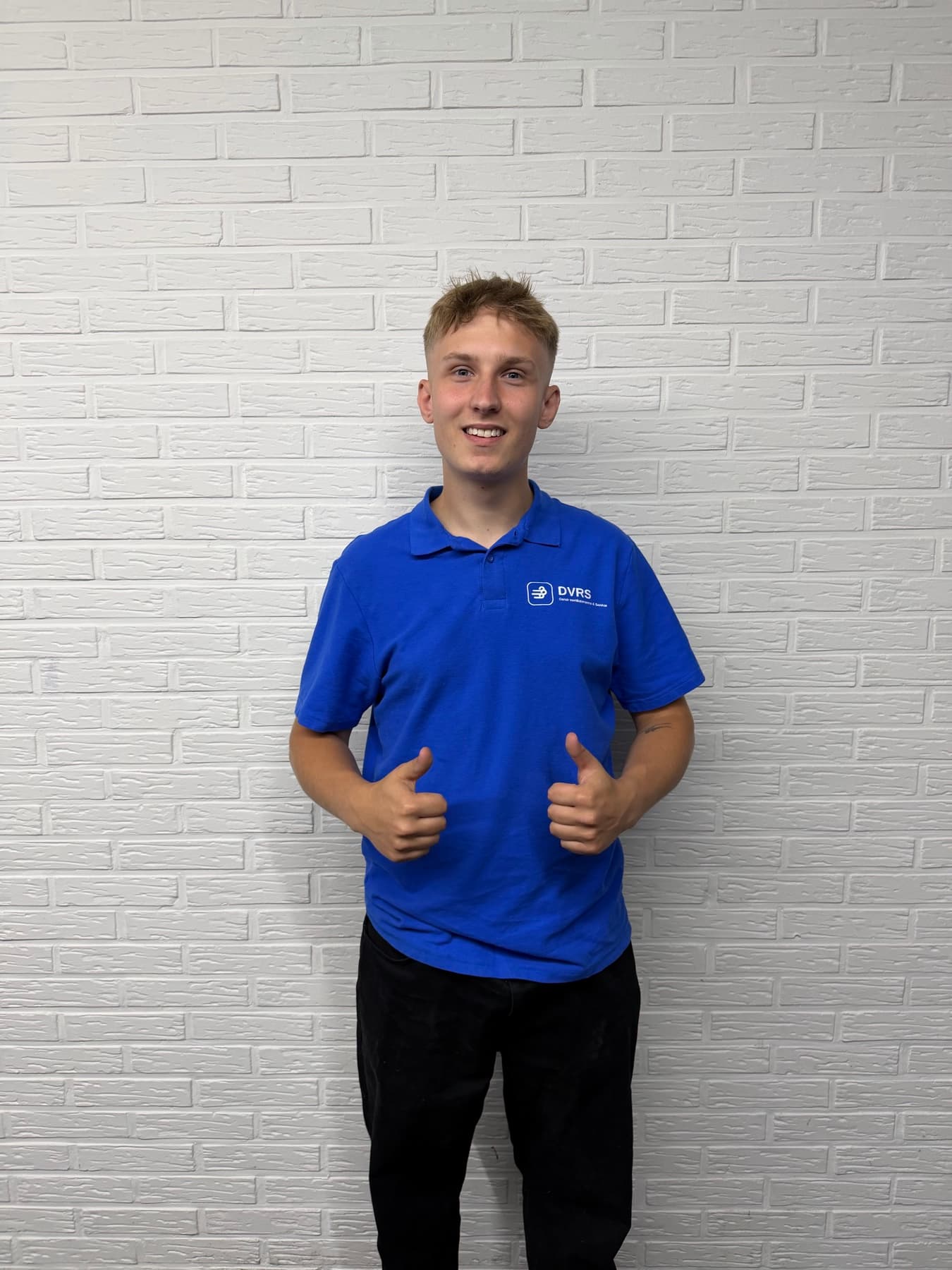 Marius Stampe fra Dansk Ventilationsrens & Service giver tommel op efter veludført ventilationsrens