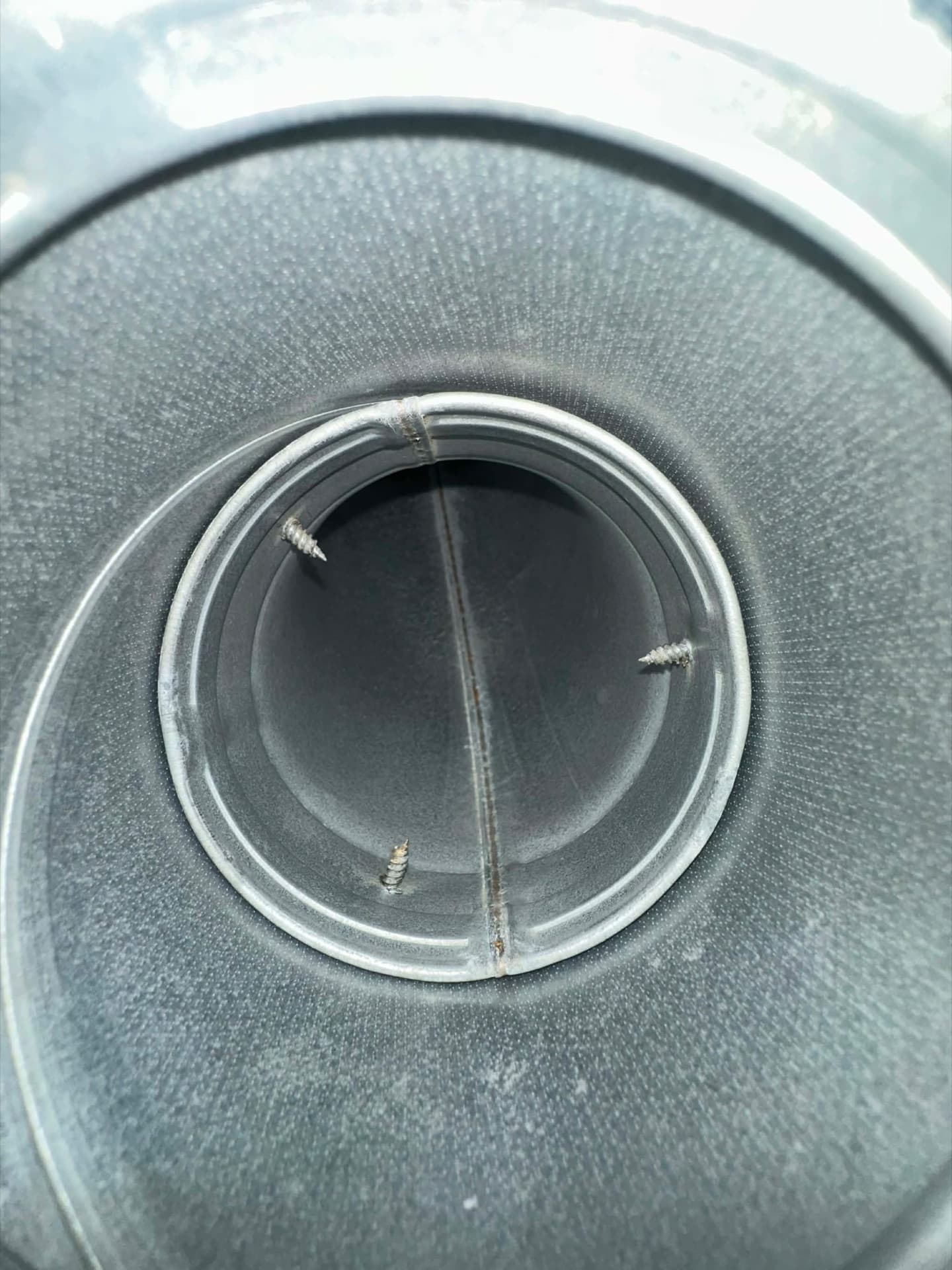Skinnende ren ventilationskanal set indefra efter rens