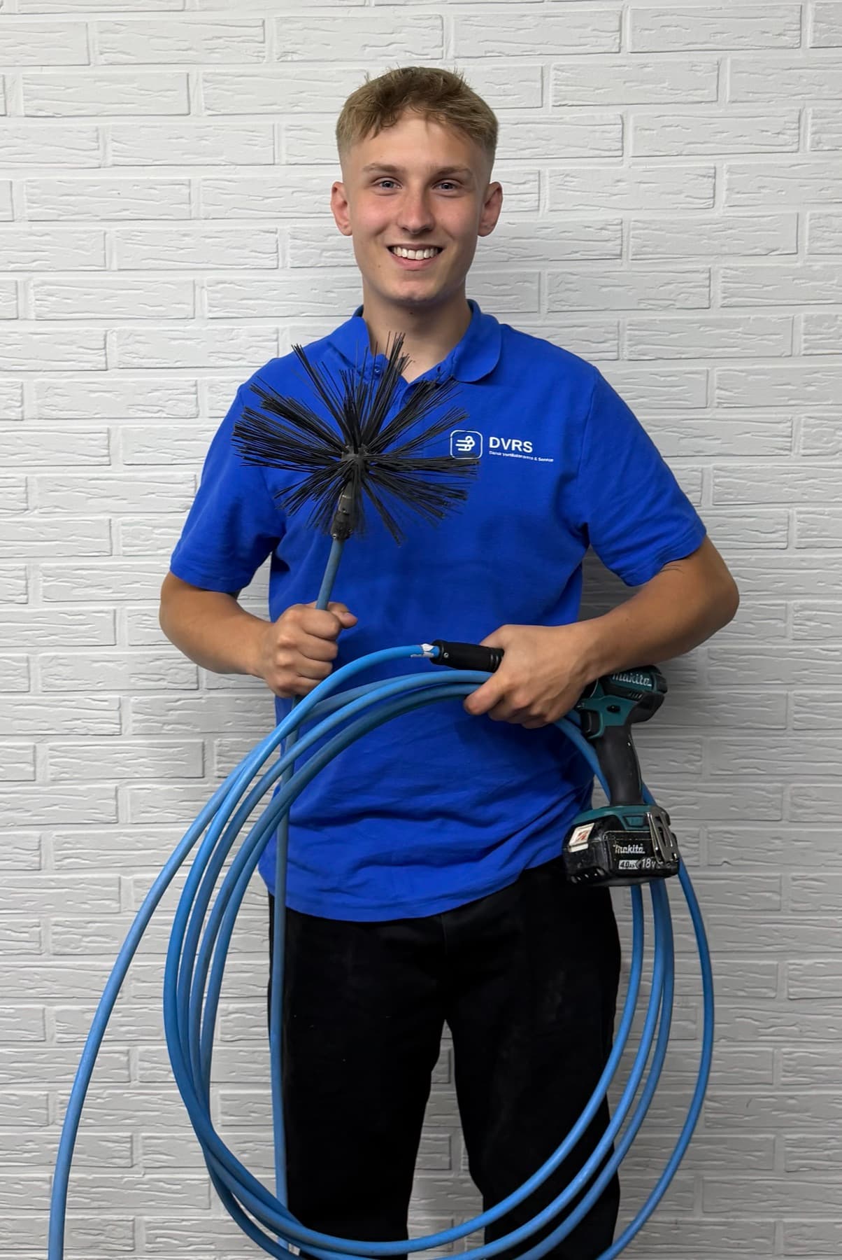 Marius Stampe fra Dansk Ventilationsrens & Service med rensebørste og udstyr, klar til ventilationsrens