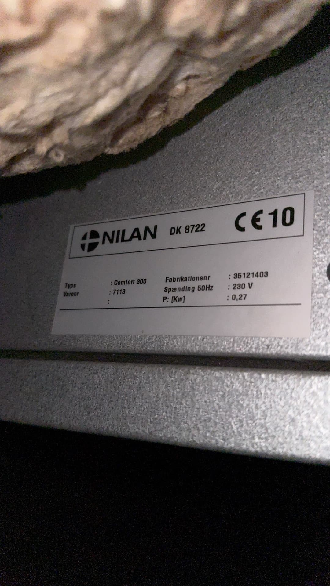 Typeskilt på et Nilan Comfort ventilationsanlæg
